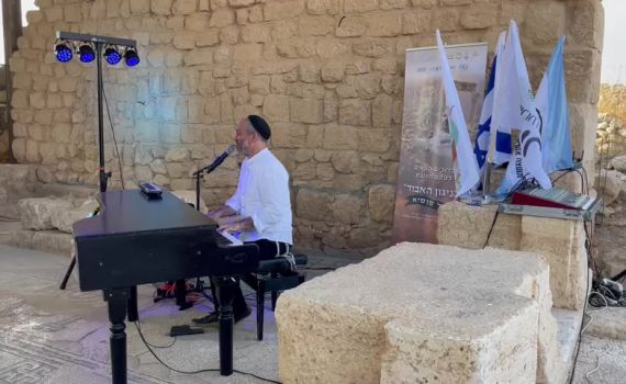 צפו: יונתן רזאל לא מצליח לעצור את הדמעות