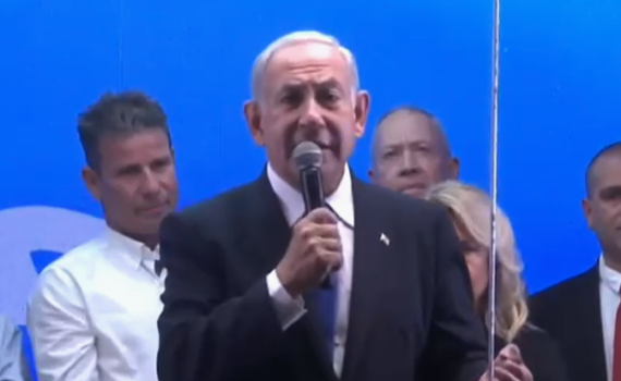 צפו: נתניהו "שותה" את סמוטריץ' ובן גביר