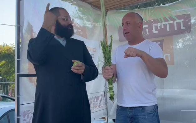 כזה עוד לא ראיתם: נטילת לולב בשפת הסימנים | צפו