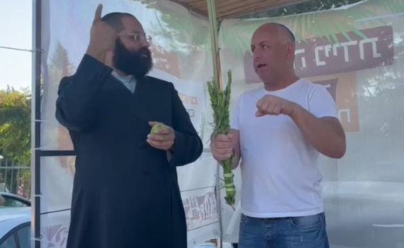 כזה עוד לא ראיתם: נטילת לולב בשפת הסימנים | צפו