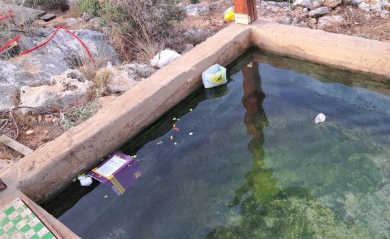 "ערבים השחיתו פינת חמד לזכר הנרצחים"