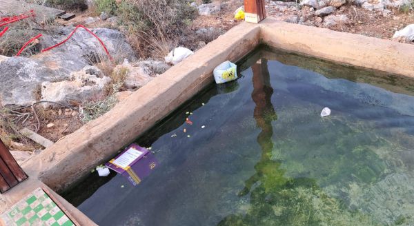 "ערבים השחיתו פינת חמד לזכר הנרצחים"