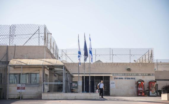 סוהרת בכלא רימון נדקרה ע"י מבקרת משכם