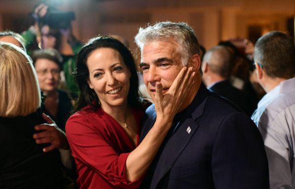 יאיר לפיד: קמתי בבוקר וראיתי את אישתי בוכה