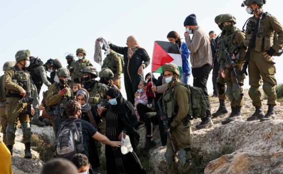 פעיל שמאל תקף חיילים | גנץ: "מגנה באופן נחרץ"