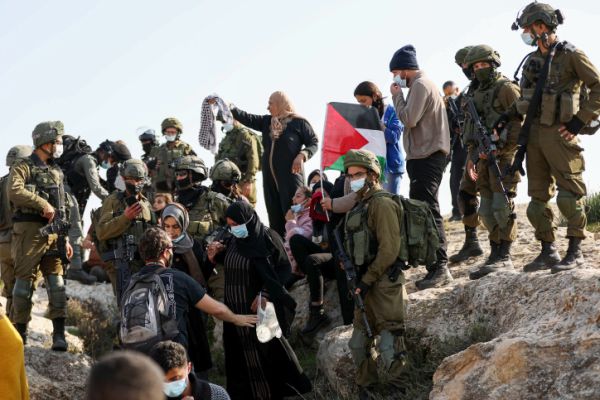 פעיל שמאל תקף חיילים | גנץ: "מגנה באופן נחרץ"