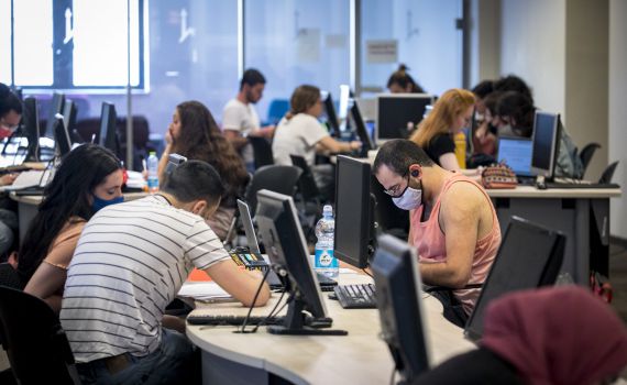 כמה מוציאים הסטודנטים בארץ? וכמה מהם נשים?