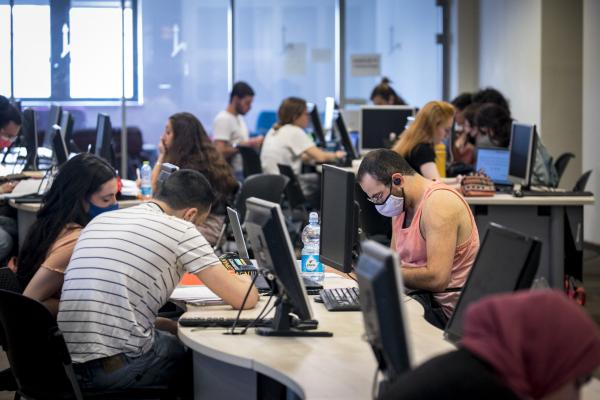 כמה מוציאים הסטודנטים בארץ? וכמה מהם נשים?