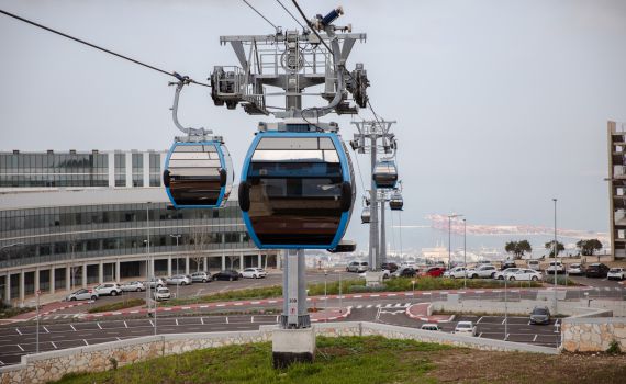 בהלה באוויר: עשרות נוסעים נתקעו ברכבלית בחיפה