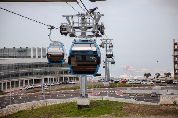 בהלה באוויר: עשרות נוסעים נתקעו ברכבלית בחיפה