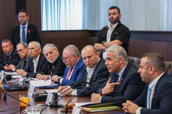 עוד לפני השבעת הממשלה: בנט מודיע על התפטרות