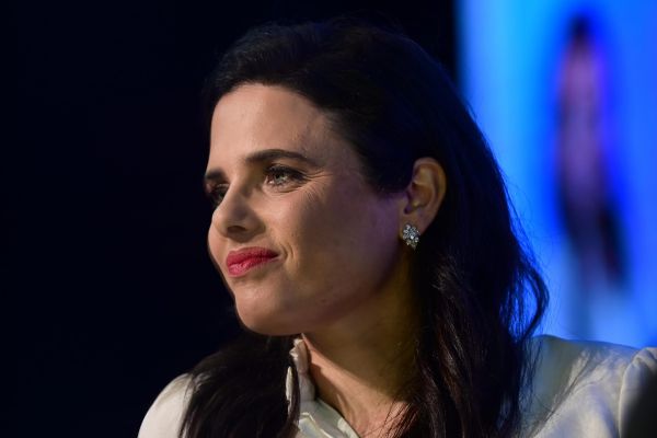 שקד על התמונה הוויראלית: "רגע נדיר של מחשבה"