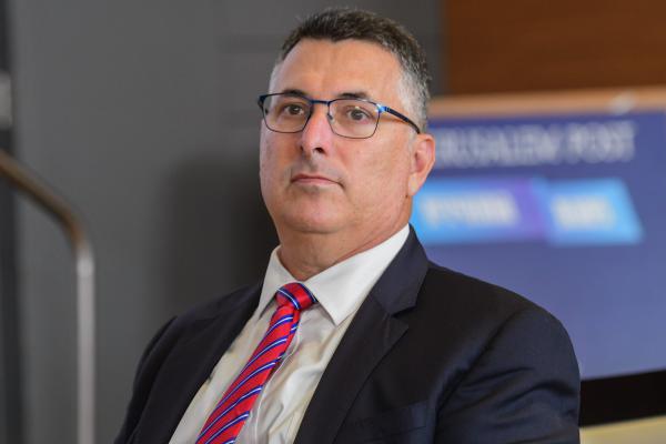 לפיד וסער מתנגדים לחוק של דרעי: "הצעה הזויה"