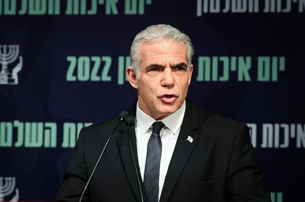 לפיד לראשי ערים: אל תשתפו פעולה עם אבי מעוז