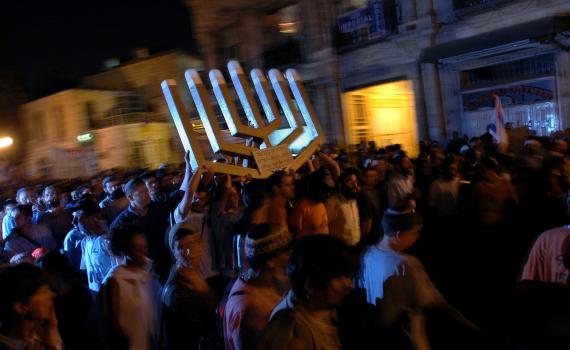 על מורדים, נאמנים וחוקים בהתאמה אישית