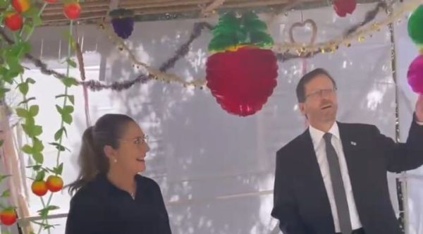 כמיטב המסורת: אזרחי ישראל מוזמנים לסוכה בבית הנשיא