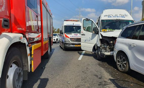 תאונת שרשרת במרכז הארץ: 16 נפצעו באורח קל