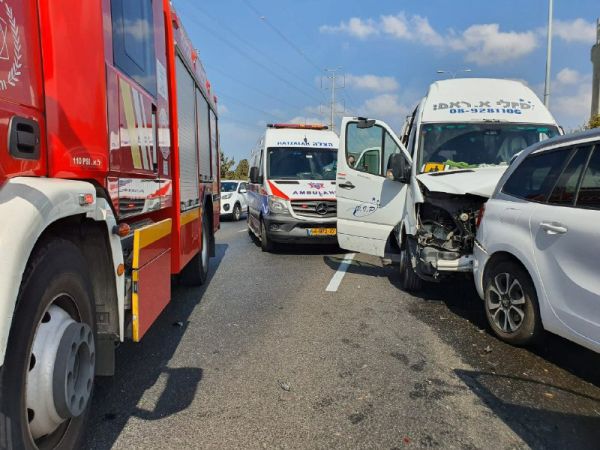 תאונת שרשרת במרכז הארץ: 16 נפצעו באורח קל