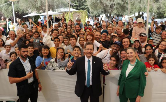 לראשונה: הרצוג אירח אלפים בסוכת בית הנשיא
