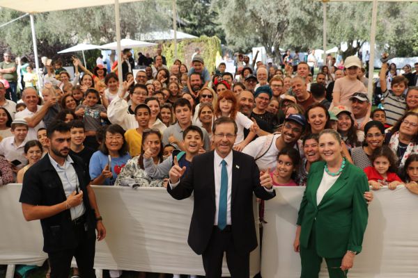 לראשונה: הרצוג אירח אלפים בסוכת בית הנשיא