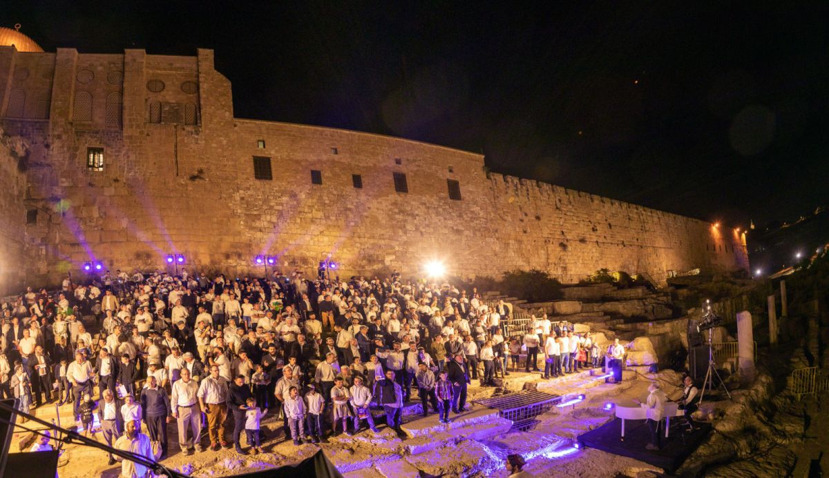 מחזה מרהיב: צפו בשחזור שירת הלוויים בכותל