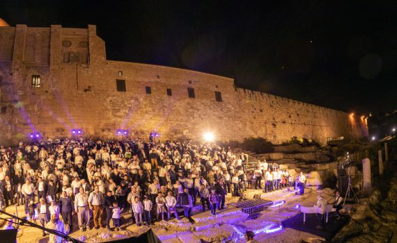 מחזה מרהיב: צפו בשחזור שירת הלוויים בכותל