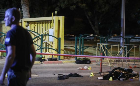 יורה, נופל וממשיך לירות: תיעוד הפיגוע במעלה אדומים