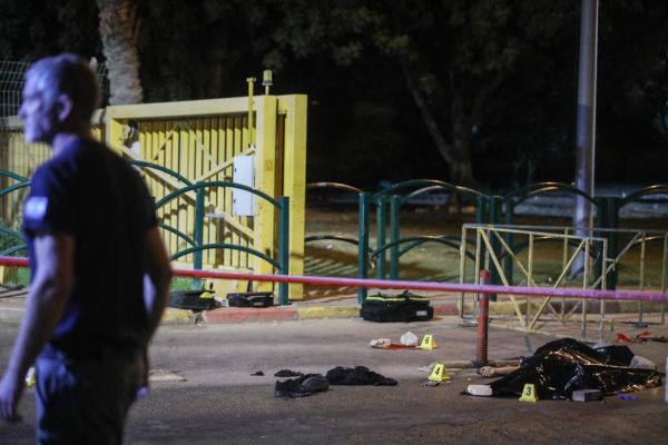 יורה, נופל וממשיך לירות: תיעוד הפיגוע במעלה אדומים