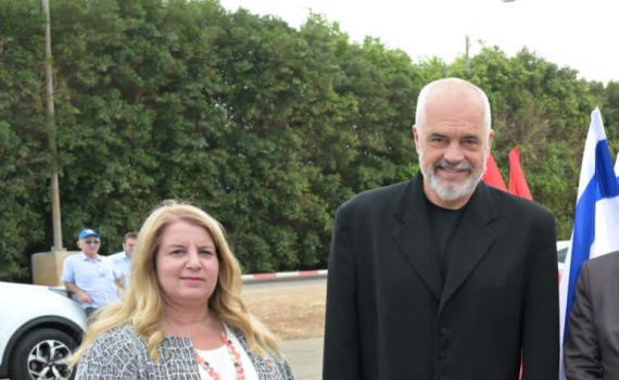מסר לאיראן: ראש ממשלת אלבניה נחת בישראל