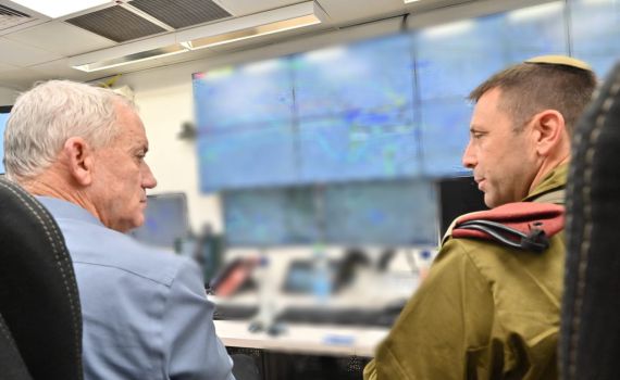 גנץ: "מי שינסה לפגוע – יסיים בכלא או בקבר"