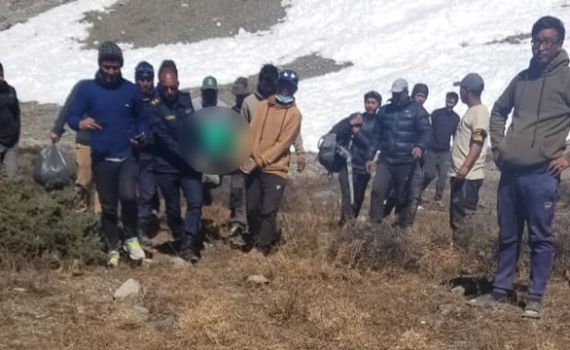 רגע לפני האסון: ד"ר בן ברק ז"ל עוזר למטיילים בנפאל