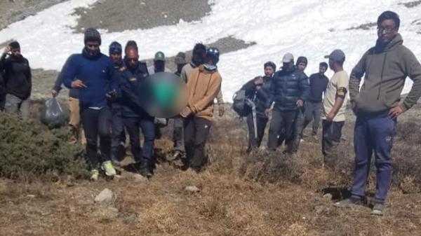 רגע לפני האסון: ד"ר בן ברק ז"ל עוזר למטיילים בנפאל