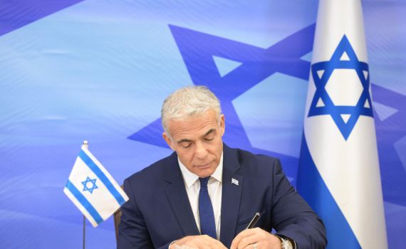 לפיד חתם על ההסכם הימי; המשלחת יוצאת לגבול לבנון