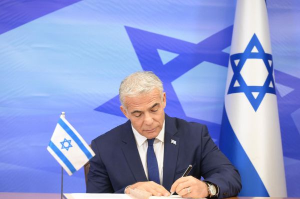 לפיד חתם על ההסכם הימי; המשלחת יוצאת לגבול לבנון