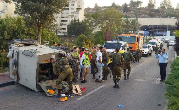 רכב צבאי התהפך בכביש בין קריית ארבע לחרסינה