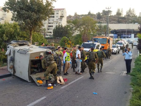 רכב צבאי התהפך בכביש בין קריית ארבע לחרסינה