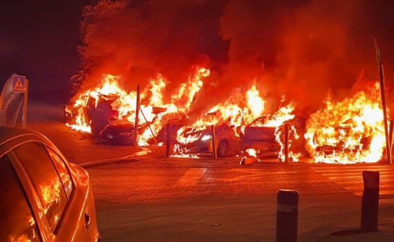 6 כלי רכב הוצתו בסילוואן; חשוד נעצר | תיעוד