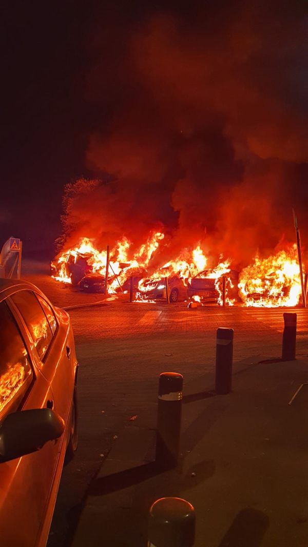 6 כלי רכב הוצתו בסילוואן; חשוד נעצר | תיעוד