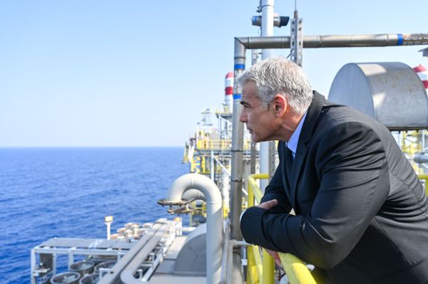 אחרי חתימת ההסכם: לפיד ערך סיור באסדת כריש