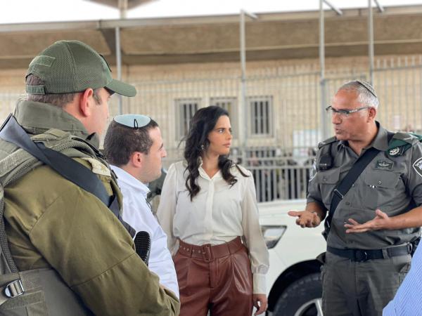 שקד: "הוריתי לבדוק שלילת תושבות למשפחת המחבל"