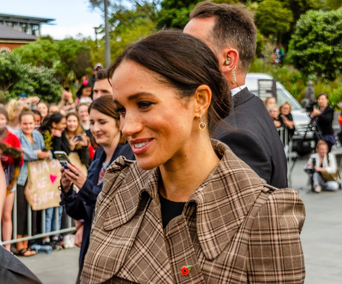 הסיפור מאחורי מייגן מרקל והעגילים ה"ספוגים בדם"