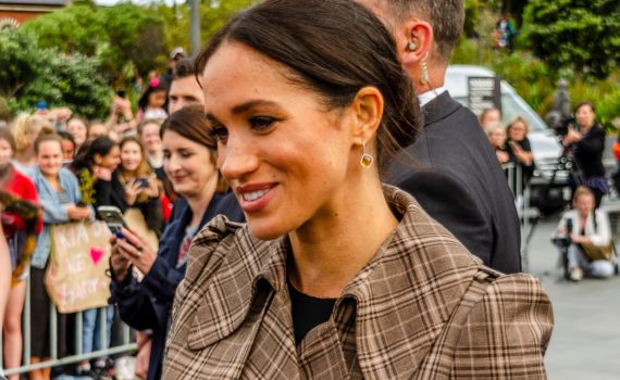 הסיפור מאחורי מייגן מרקל והעגילים ה"ספוגים בדם"