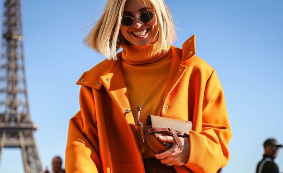 מעילי אוברסייז וחצאיות עור: הטרנדים החמים של החורף