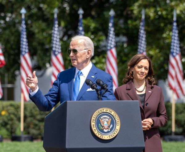 שוב מתבלבל: ביידן כינה את סגניתו "נשיאה מצוינת"