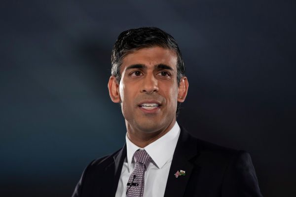 אונייה במים סוערים: מי יהיה רה"מ החדש של בריטניה?