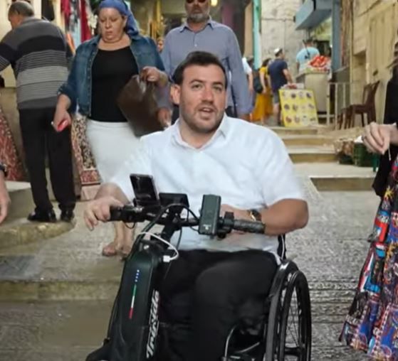 מרגש: הפצוע חוזר למקום הפיגוע בעיר העתיקה. צפו