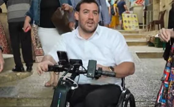 מרגש: הפצוע חוזר למקום הפיגוע בעיר העתיקה. צפו