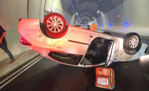 כביש 16 נסגר לתנועה בגלל התהפכות רכב במנהרה