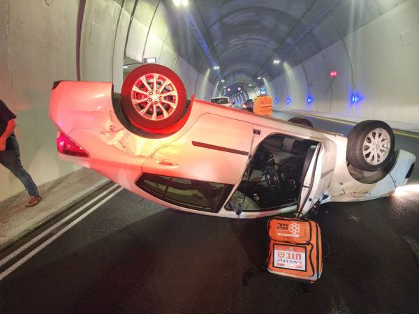 כביש 16 נסגר לתנועה בגלל התהפכות רכב במנהרה