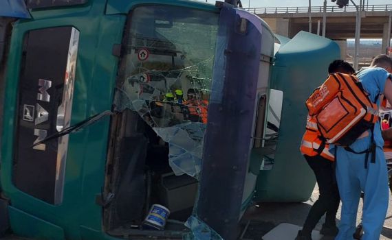 מערבל בטון התהפך  בראש העין, בן 30 נפצע בינוני